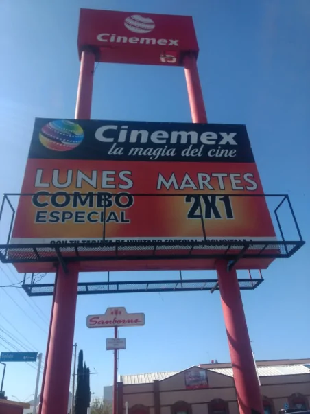 Ejemplo de Fabricacion y Colocación de lona Gran Formato e Instalacion en Totem en AV. Principal